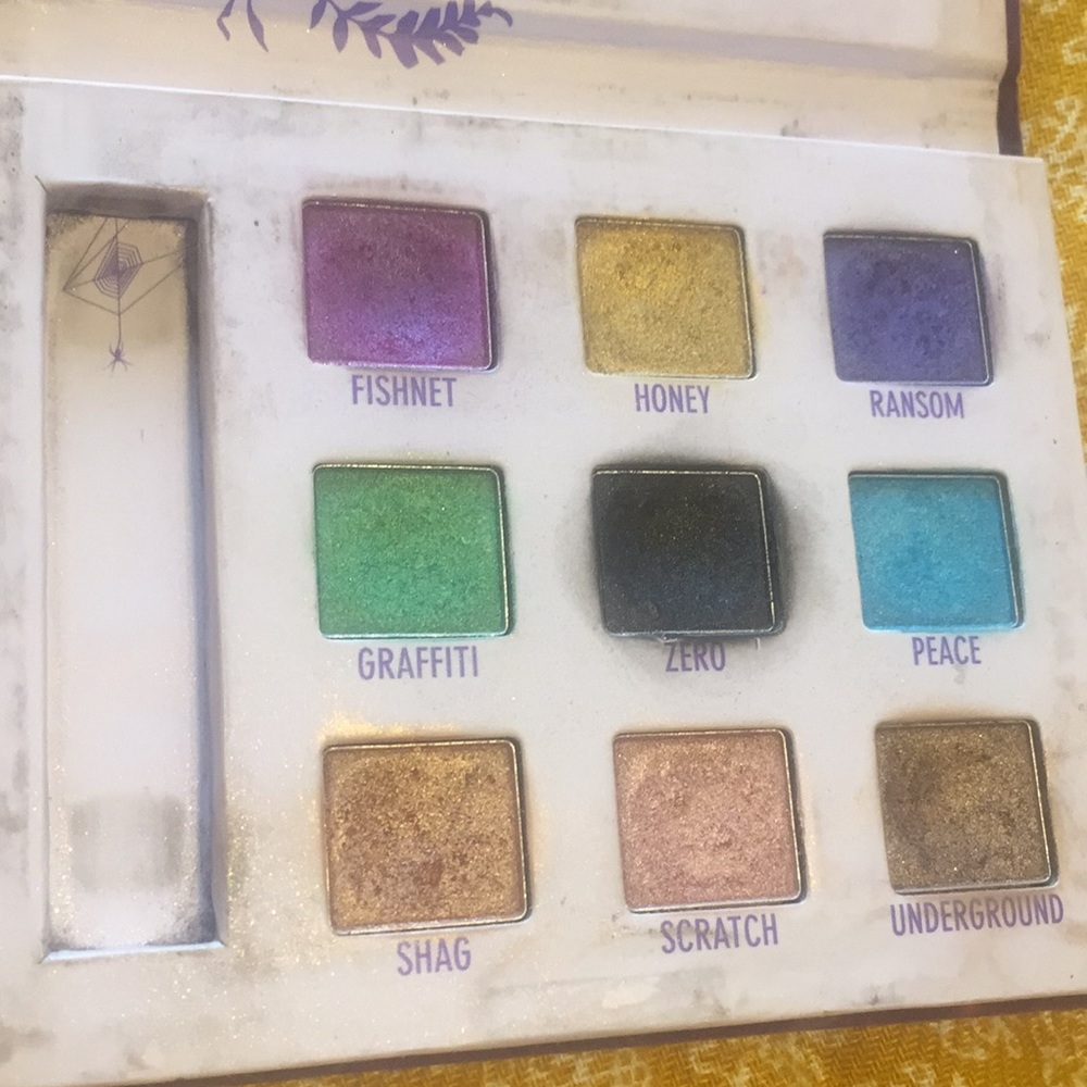 Urban Decay Deluxe Eyeshadow 9 Shades Palette